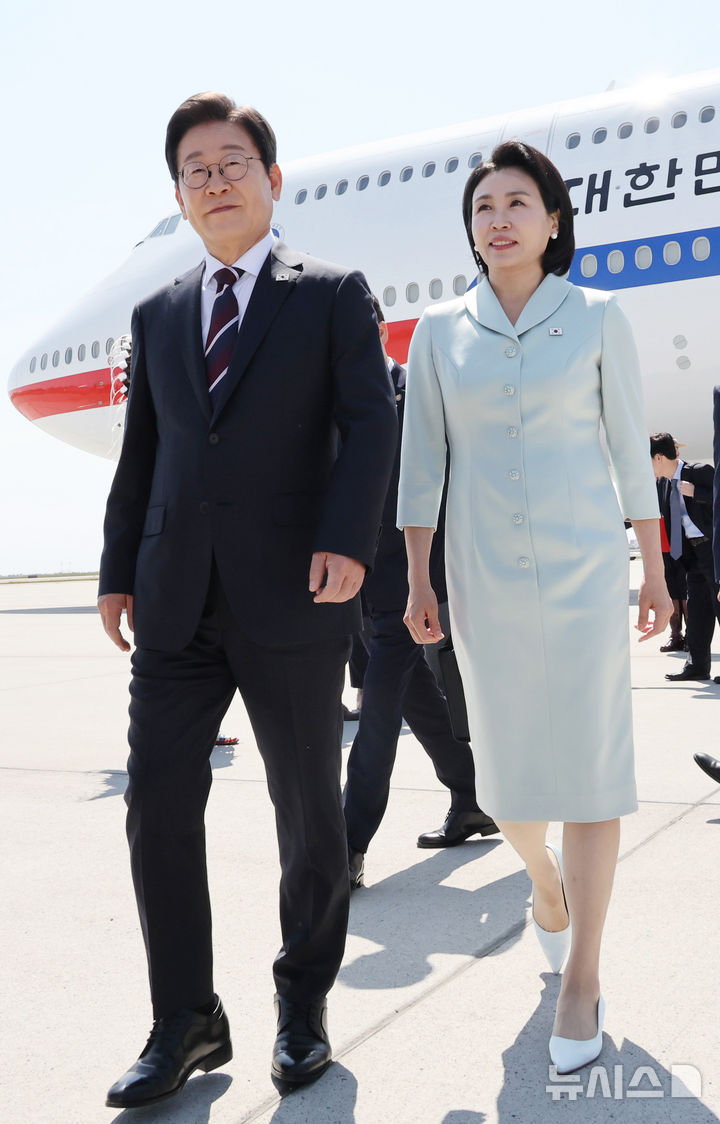 [캘거리=뉴시스] 최진석 기자 = 주요 7개국(G7) 정상회의에 참석하는 이재명 대통령이 16일(현지 시간) 캐나다 앨버타주 캘거리국제공항에 도착해 김혜경 여사와 공군 1호기에서 내려 이동하고 있다. 2025.06.17. myjs@newsis.com