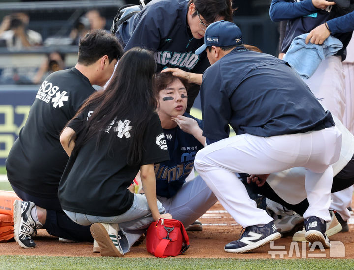 [서울=뉴시스] 배훈식 기자 = 17일 오후 서울 송파구 잠실야구장에서 열린 2025 신한 쏠뱅크 KBO리그 LG 트윈스와 NC 다이노스의 경기, 2회초 NC 박건우가 LG 선발투수 에르난데스의 투구에 머리를 맞고 그라운드에 쓰러져 의료진이 살피고 있다. 2025.06.17. dahora83@newsis.com