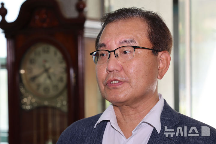 [서울=뉴시스] 권창회 기자 = 채상병 순직사건 외압 의혹을 수사하는 이명현 특별검사가 18일 서울 서초동 사무실로 출근하며 취재진 질의에 답하고 있다.2025.06.18. kch0523@newsis.com