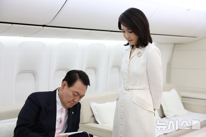 [서울=뉴시스] 대통령실이 지난 2022년 7월 3일 윤석열 전 대통령과 김건희 여사의 나토(NATO·북대서양조약기구) 정상회의 순방 사진을 추가 공개했다. 사진은 지난 2022년 6월 27일 스페인으로 향하는 공군 1호기에 있는 윤 전 대통령과 김 여사 모습. (사진=대통령실 제공) 2025.06.19. photo@newsis.com